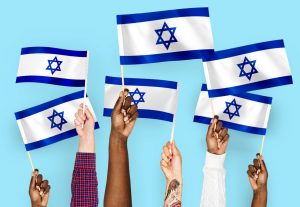 ידיים מניפות דגלי ישראל - מענקים לעסקים מלחמת חרבות ברזל