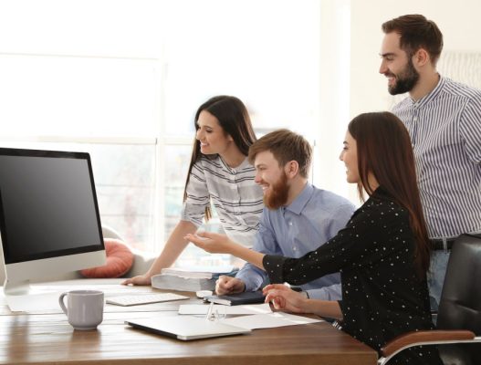 מערכת CRM לעסקים - צוות עובד יחד מול מחשב